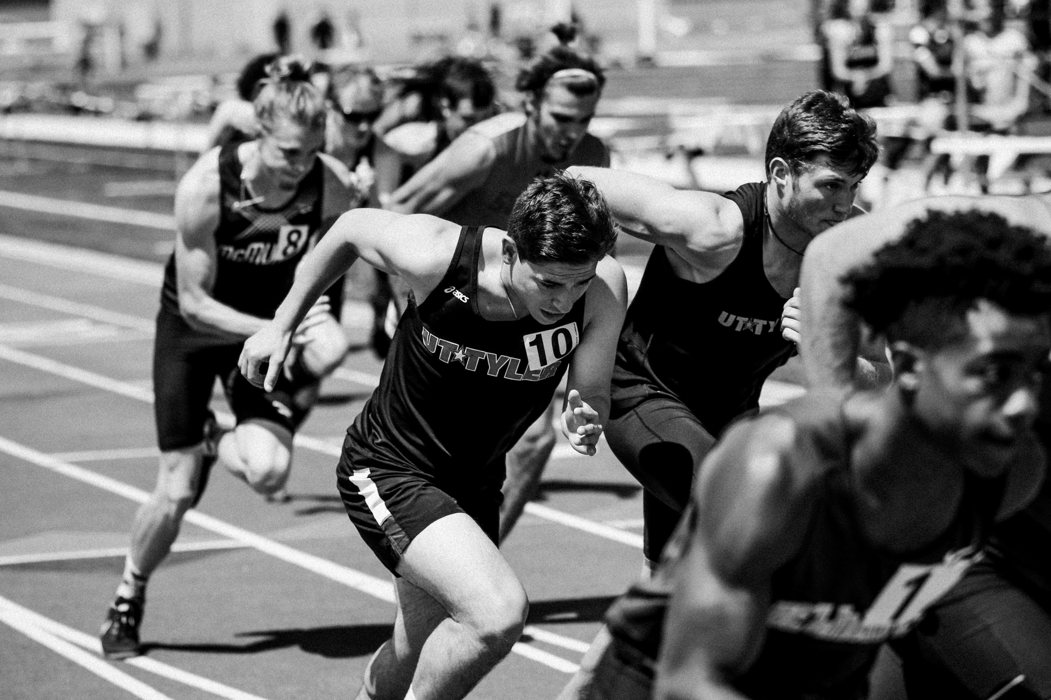 Black and white photo of runners in a race